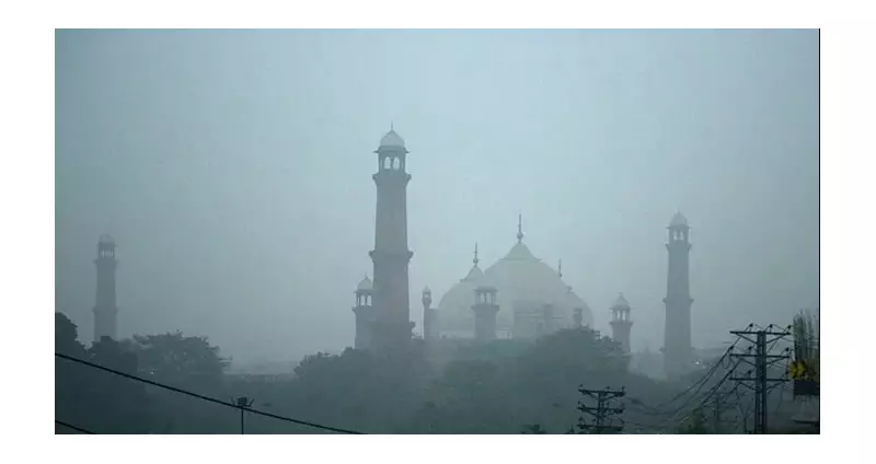 Lahore Chokes: Pakistani Metropolis Tops World's Most Polluted Cities List Amid Severe Smog Crisis
