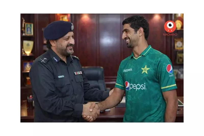 Sindh IGP Javed Alam Odho Meets Fast Bowler Shahnawaz Dahani at CPO Karachi