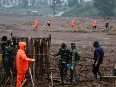 Indonesia Landslide Death Toll Rises to 34, Search Hampered by Rain
