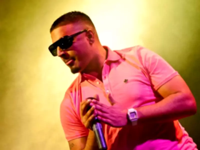 Imran Khan's Nostalgic Karachi Homecoming Concert Revives Millennial Memories