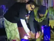 Asim Azhar Defends Audience, Confronts Bouncer at Karachi University Concert