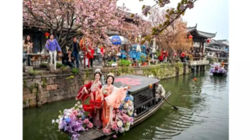 Flowers and Markets: China's Youth Embrace New Lifestyle Trend