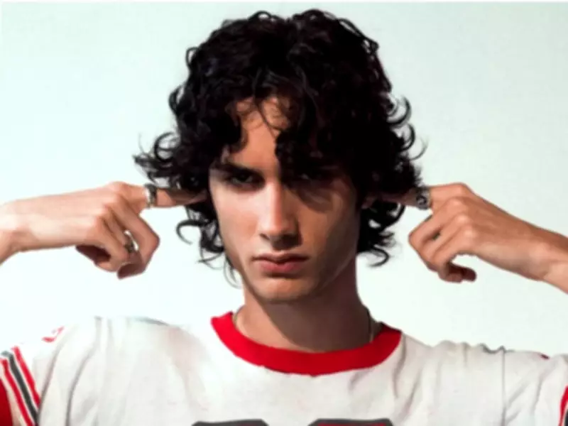 Sombr Halts London Concert to Aid Fainting Fan, Criticizes Venue Management