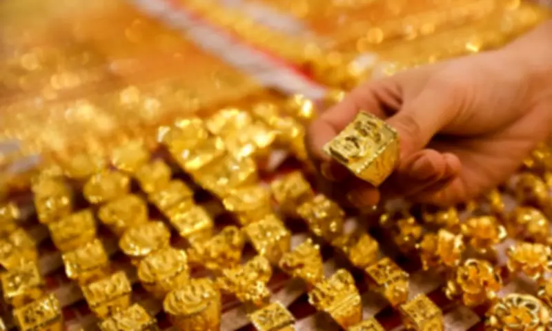 Gold Prices Plunge in Pakistan, Following Global Market Decline