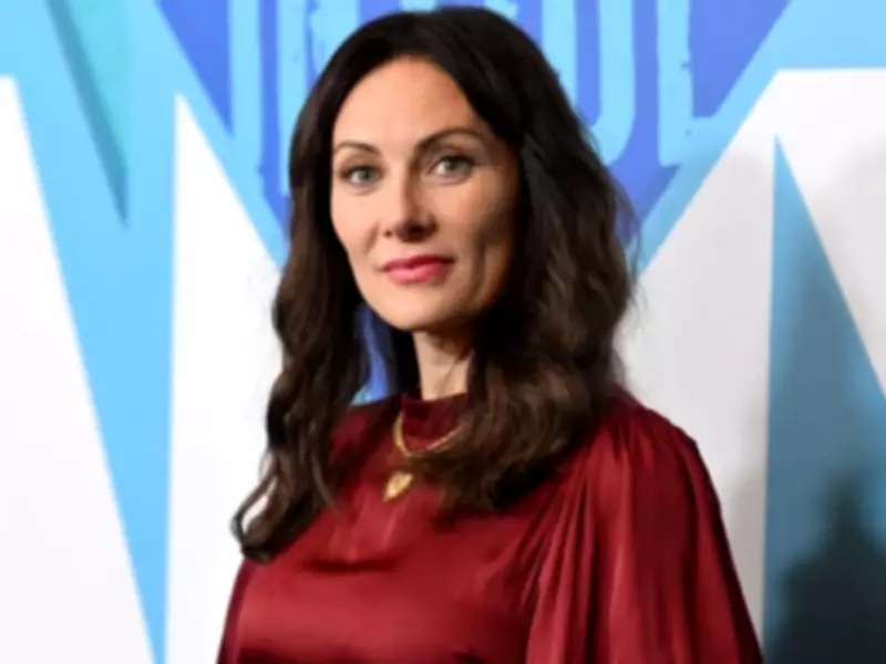 Laura Benanti Shares Humorous Anecdote of Unrecognized Flight Encounter with Theater Teens