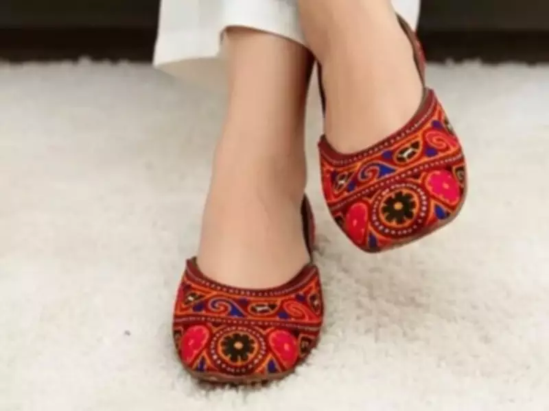 Traditional Khussa Takes Center Stage in Pakistan's Eid Markets