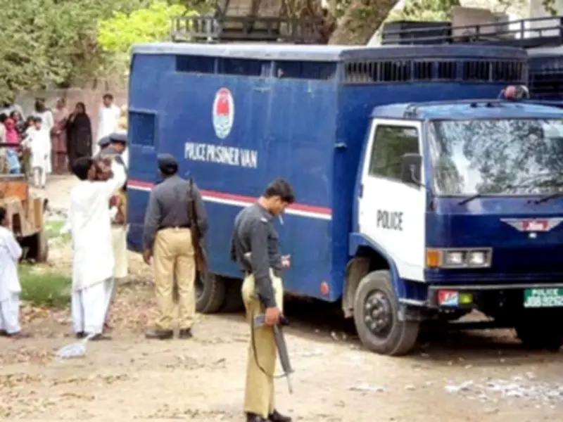 14 undertrial prisoners escape from prison van near Islamabad, 4 recaptured