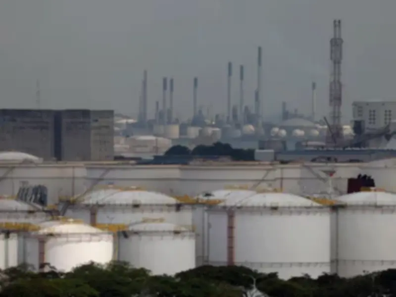 Crude Oil Prices Fall 2% as Stranded Tankers Exit Strait of Hormuz