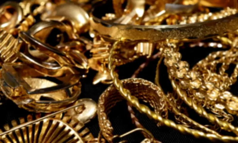 Gold prices plummet in Pakistan, global markets; per tola reaches Rs432,236