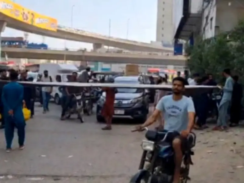 Karachi's Qayyumabad Residents Protest Severe Water Shortage, Block Roads for Hours