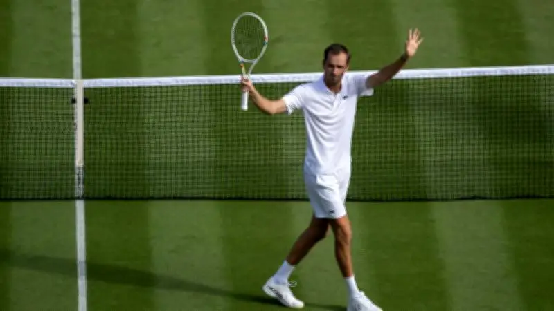 Medvedev Dominates Cilic in Wimbledon Opener, Sends Title Warning