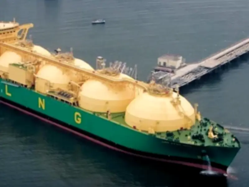 Pakistan Urgently Seeks LNG Cargo Amid Strait of Hormuz Tensions