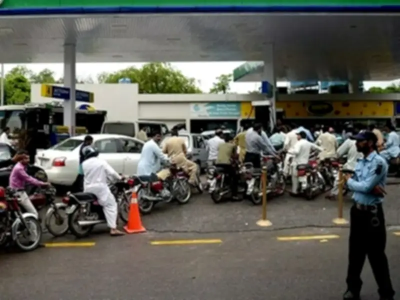 Petroleum Minister Defends Unchanged Fuel Prices Amid Global Oil Drop