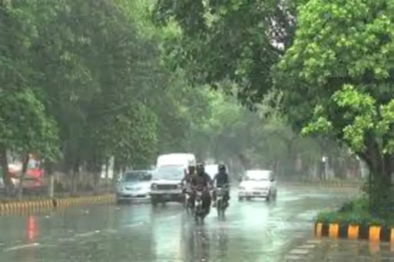 Rain and Dust Storm Bring Relief to Lahore, Power Disrupted