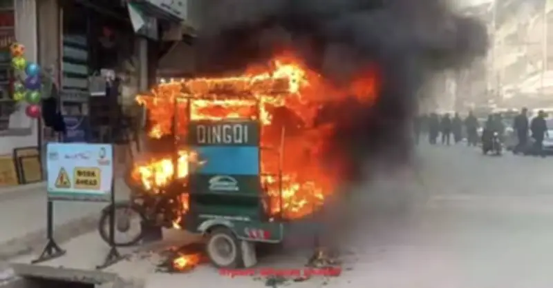 Rickshaw driver sets vehicle on fire after traffic challan in Hafizabad