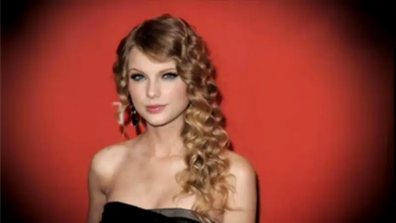 Taylor Swift Becomes Youngest Woman Inducted Into Songwriters Hall of Fame