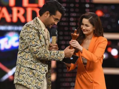 Asim Azhar Unarchives Posts with Hania Aamir, Fans Nostalgic
