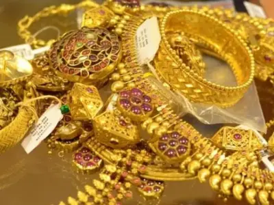 Gold Prices in Pakistan Drop Rs10,400 per Tola on Tuesday