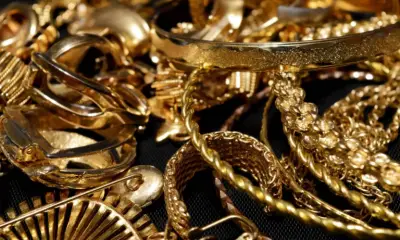 Gold prices plummet in Pakistan, global markets; per tola reaches Rs432,236