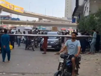 Karachi's Qayyumabad Residents Protest Severe Water Shortage, Block Roads for Hours