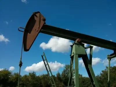 Oil Prices Dip Amid Cautious US-Iran Peace Talks Progress
