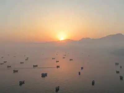 Qatar PM Visits Oman for Strait of Hormuz Talks Involving Iran, Iraq, Gulf States