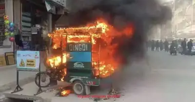 Rickshaw driver sets vehicle on fire after traffic challan in Hafizabad