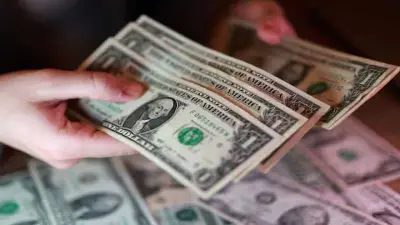 US Dollar Holds Firm on Hawkish Fed Bets, Yen Near 40-Year Low