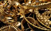 Gold prices plummet in Pakistan, global markets; per tola reaches Rs432,236