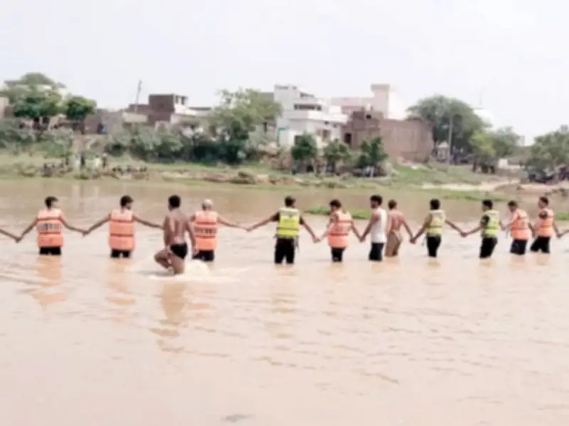 Flash Floods Inundate Dera Ghazi Khan Villages, Rescue Operation Underway