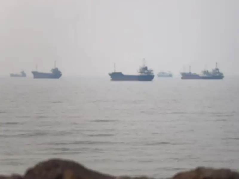 Oil Tankers Turn Back from Strait of Hormuz After Attacks