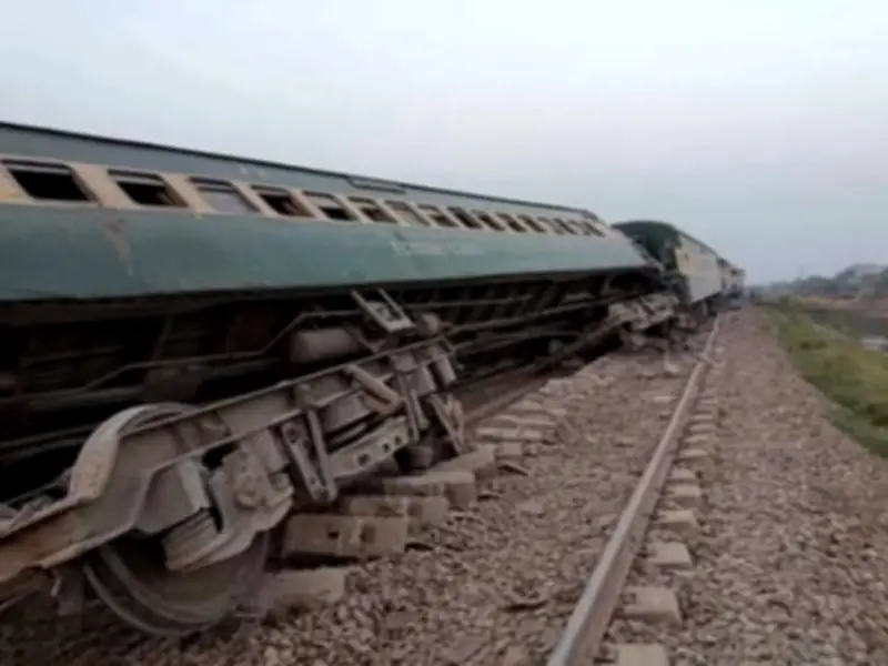 Shalimar Express Coach Derails Near Khanewal, Rail Traffic Disrupted for Six Hours