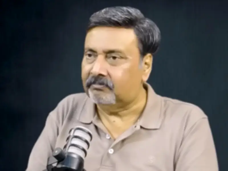 Waseem Abbas Respects Children's Separate Living, Stays in Guest House